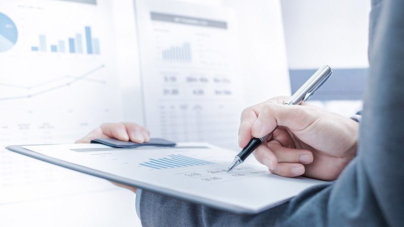 企业在选择高校发明专利或实用新型专利时，应综合考虑以下因素：